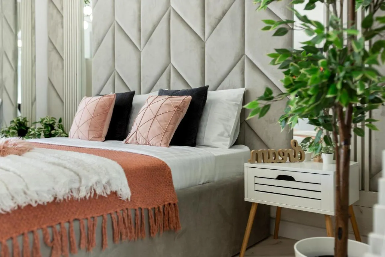 Wonderful 1Br By Dambovita River: Old Town Bliss Boekarest